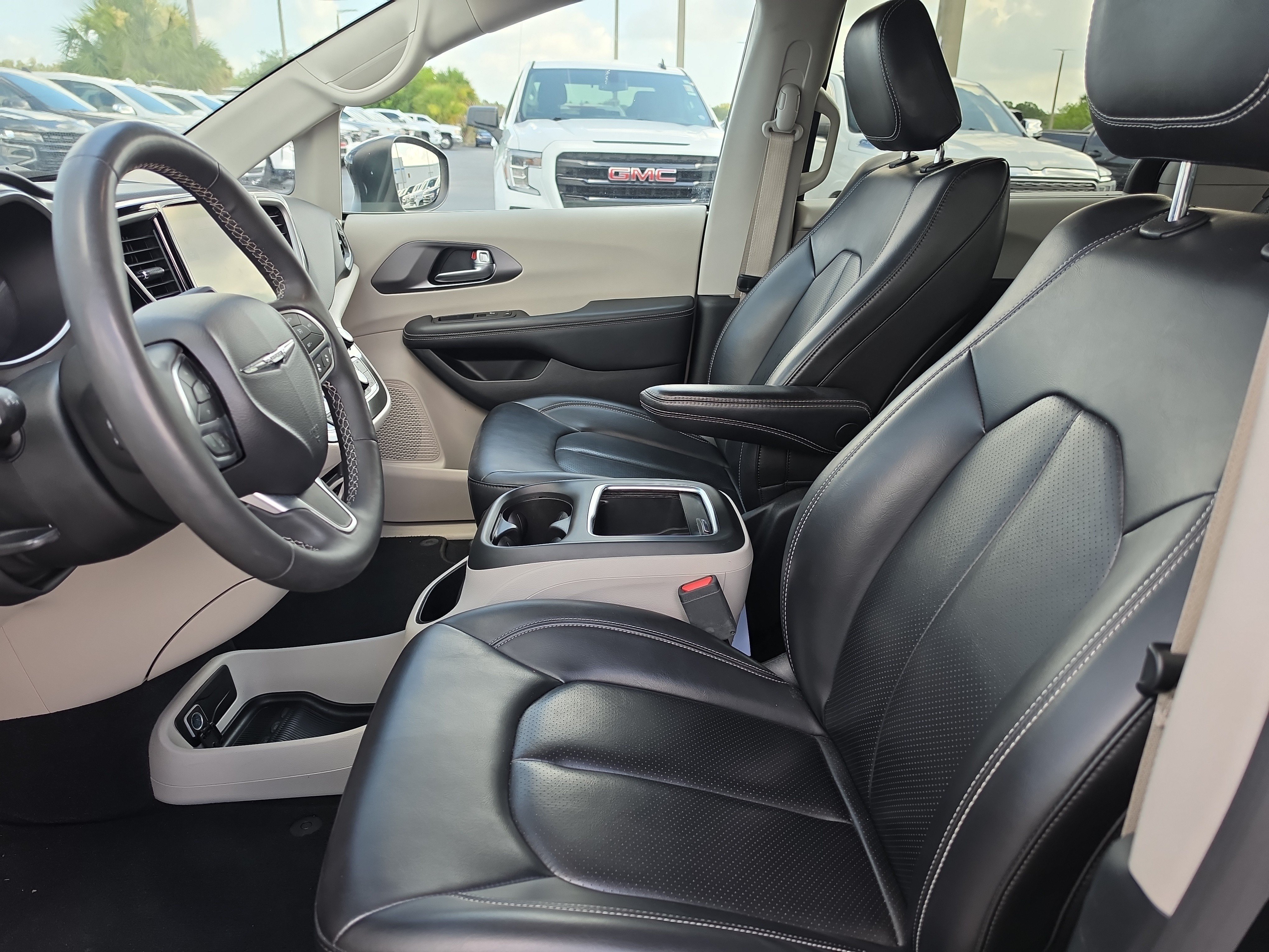 Used 2023 Chrysler Pacifica Touring-L FWD image 15