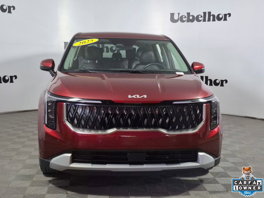 Used 2025 Kia Carnival FWD image 2