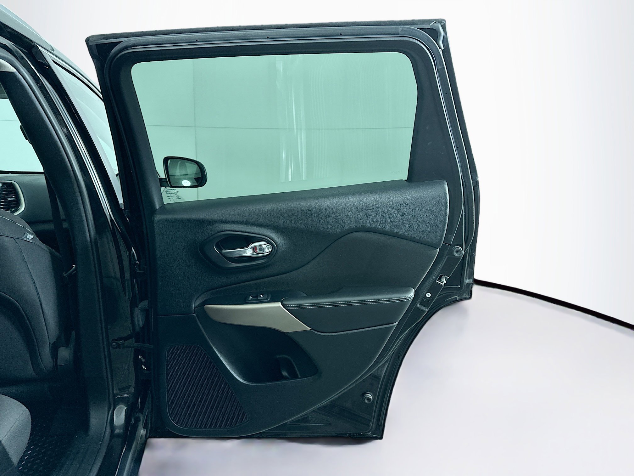 Used 2017 Jeep Cherokee Latitude w/ Cold Weather Group image 28