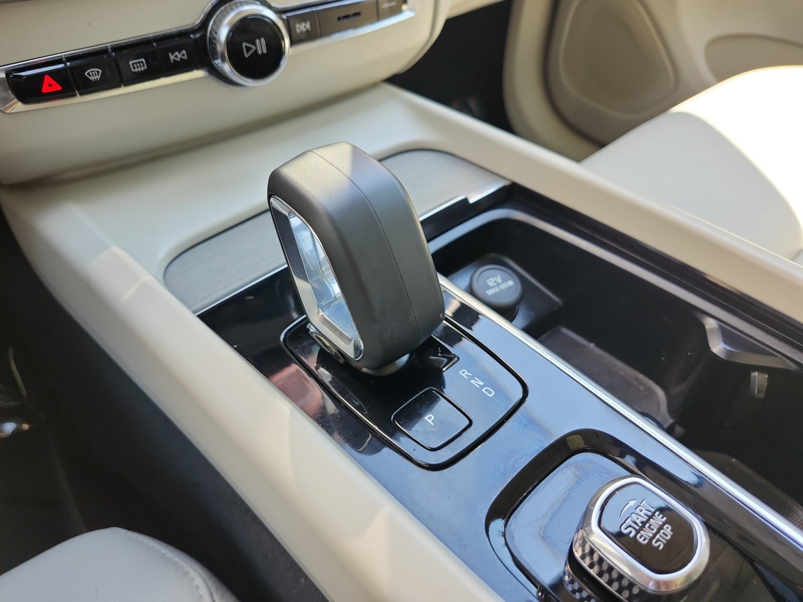 Used 2023 Volvo XC60 B5 Plus FWD image 21