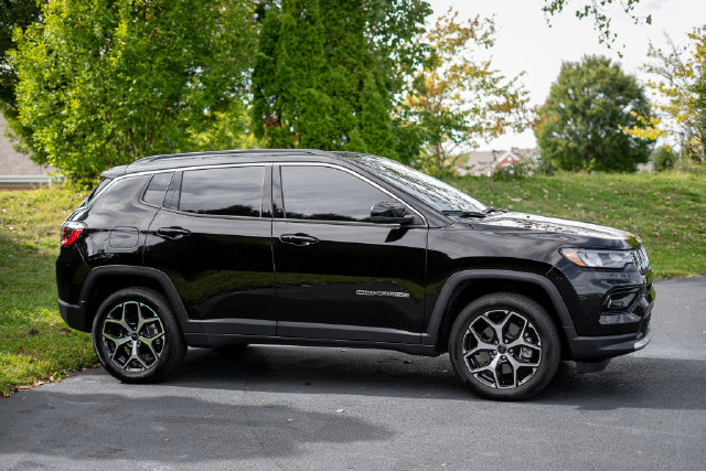 Used 2025 Jeep Compass Limited AWD/4WD image 4
