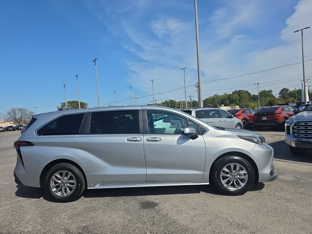 Certified 2025 Toyota Sienna LE FWD image 3