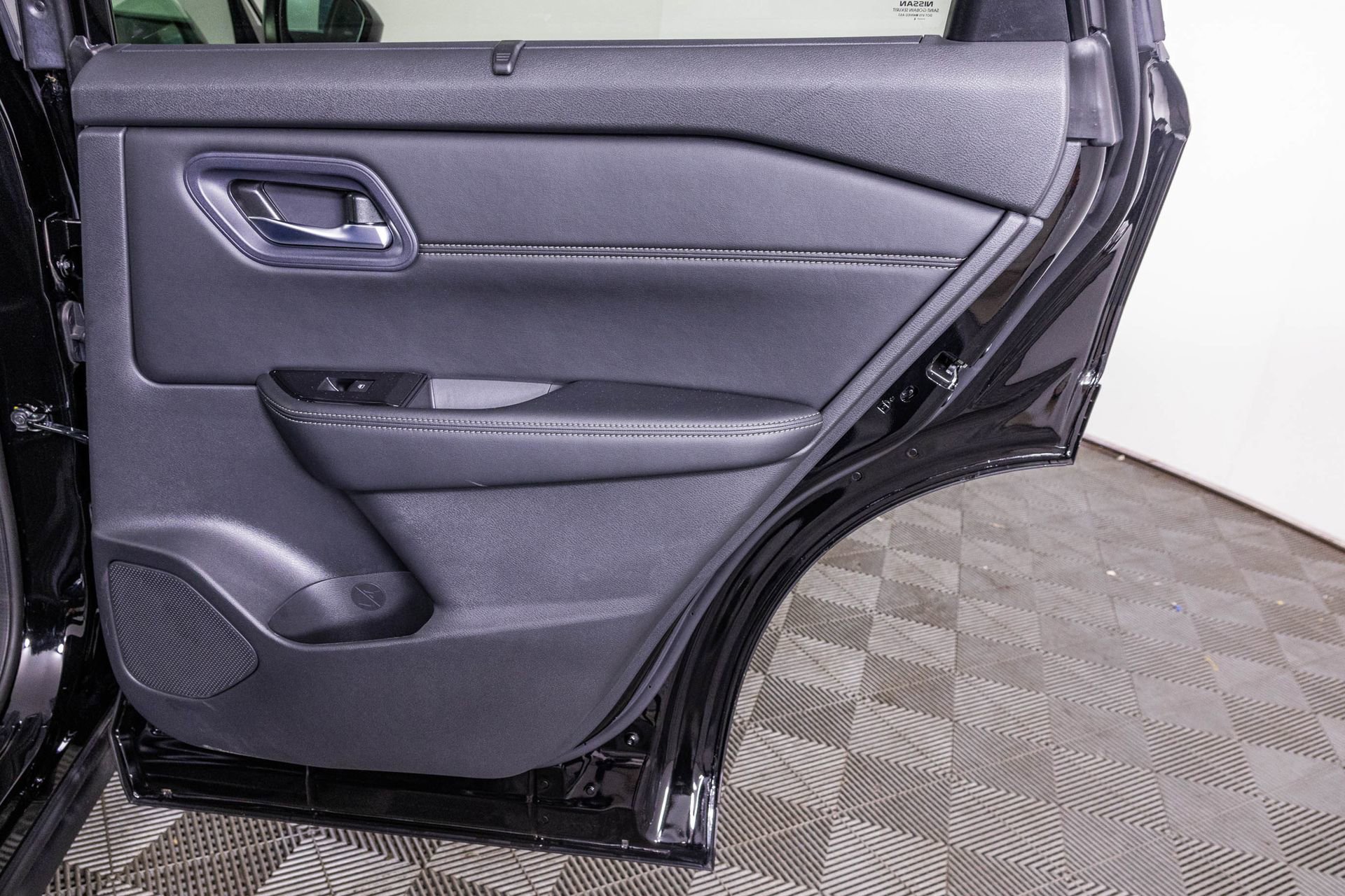 Used 2024 Nissan Rogue SV w/ SV Premium Package image 36