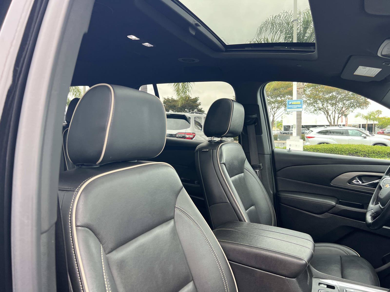 Used 2023 Chevrolet Traverse Premier FWD image 30