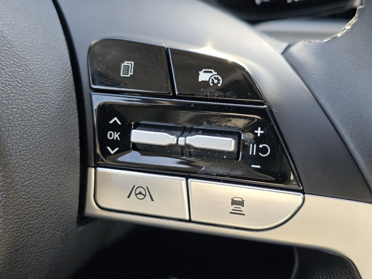 Used 2024 Hyundai Elantra Limited image 31