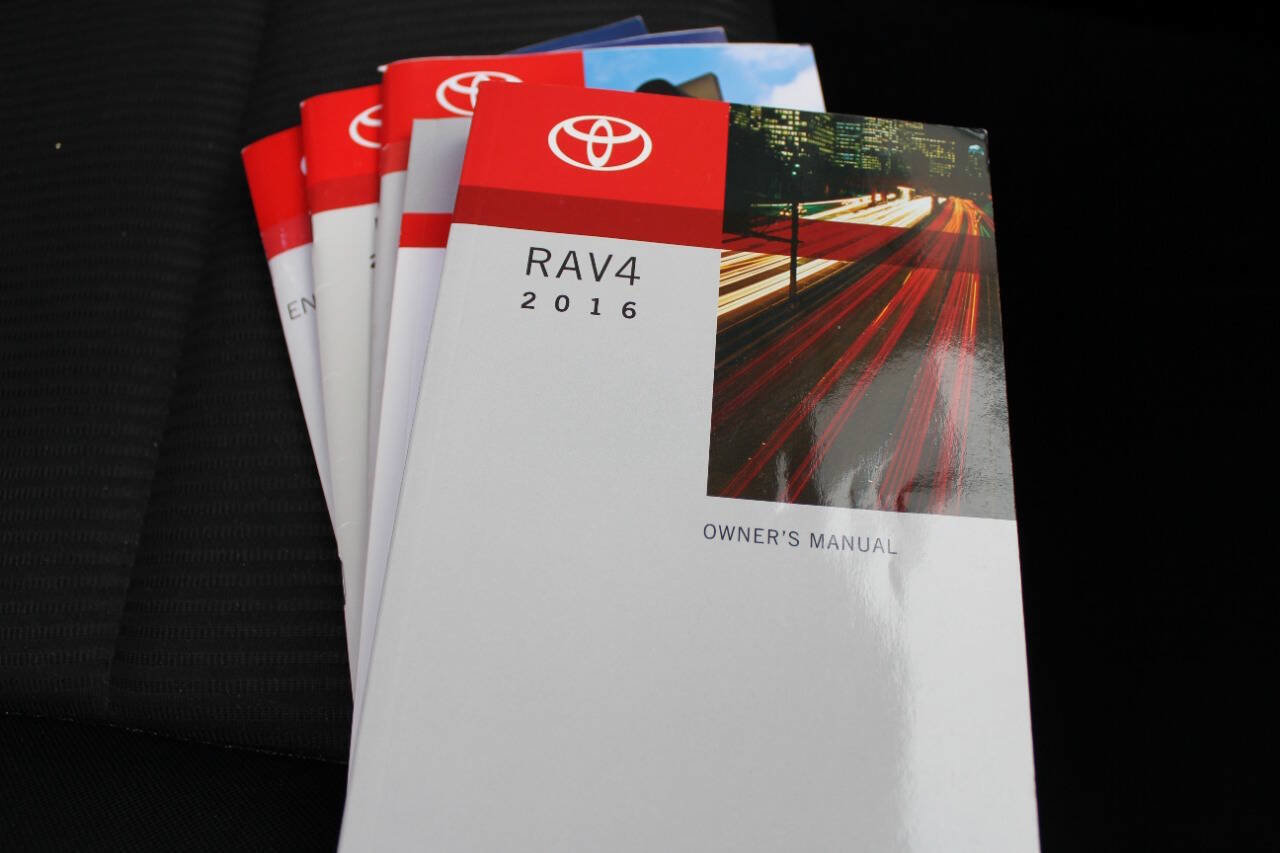 Used 2016 Toyota RAV4 LE image 18