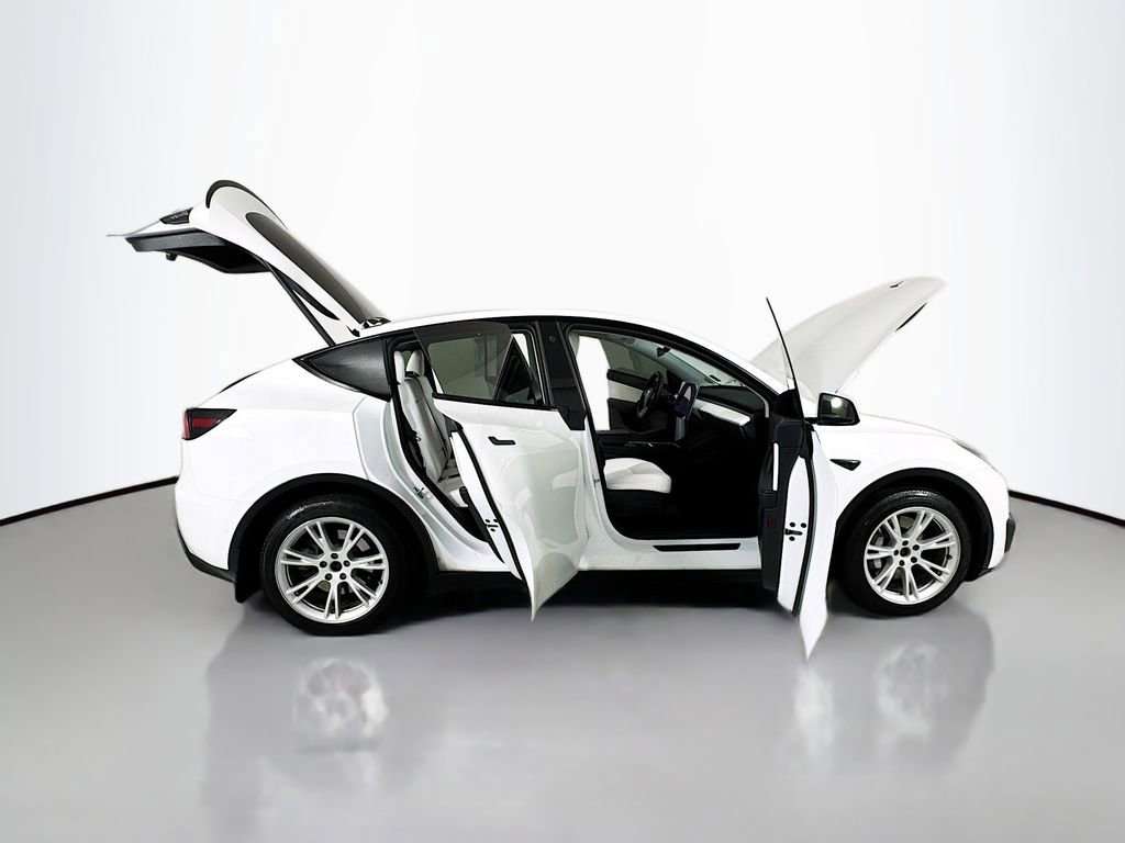 Used 2021 Tesla Model Y Long Range image 17