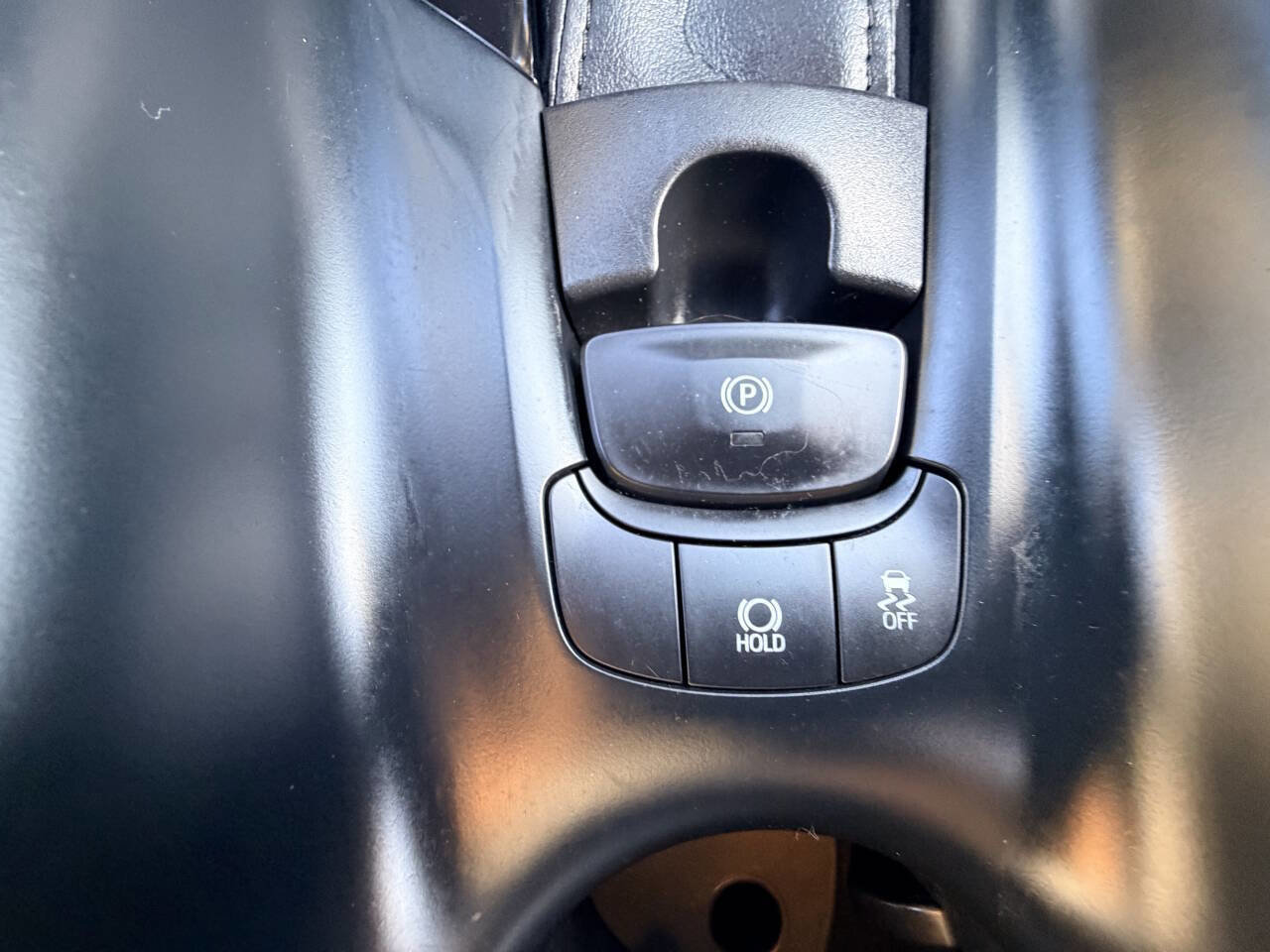 Used 2018 Toyota C-HR XLE 4dr Crossover image 22