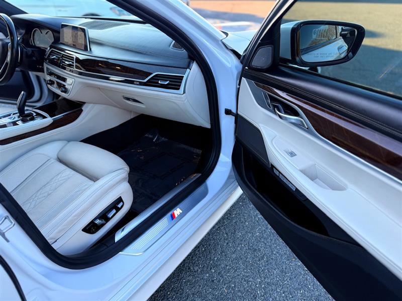 Used 2018 BMW 750i image 13