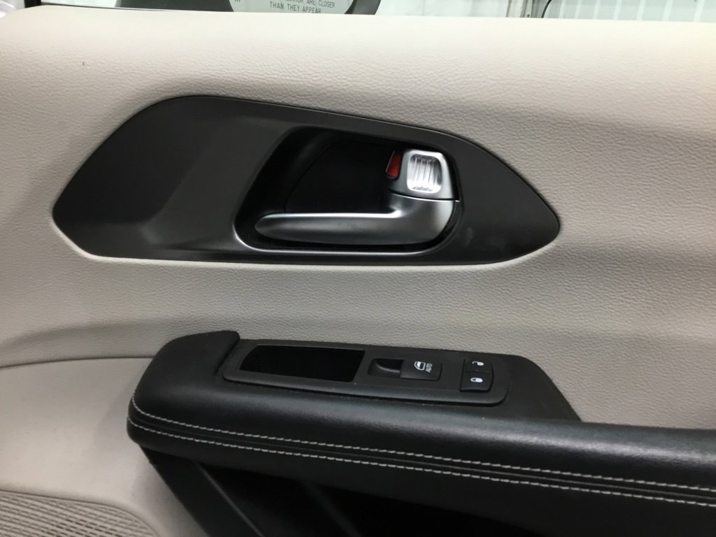 Used 2023 Chrysler Pacifica Touring-L AWD/4WD image 19
