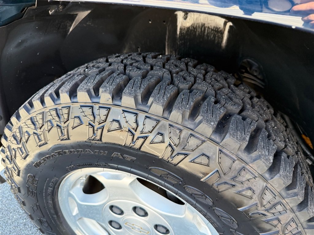Used 2004 Chevrolet Suburban LS RWD image 13