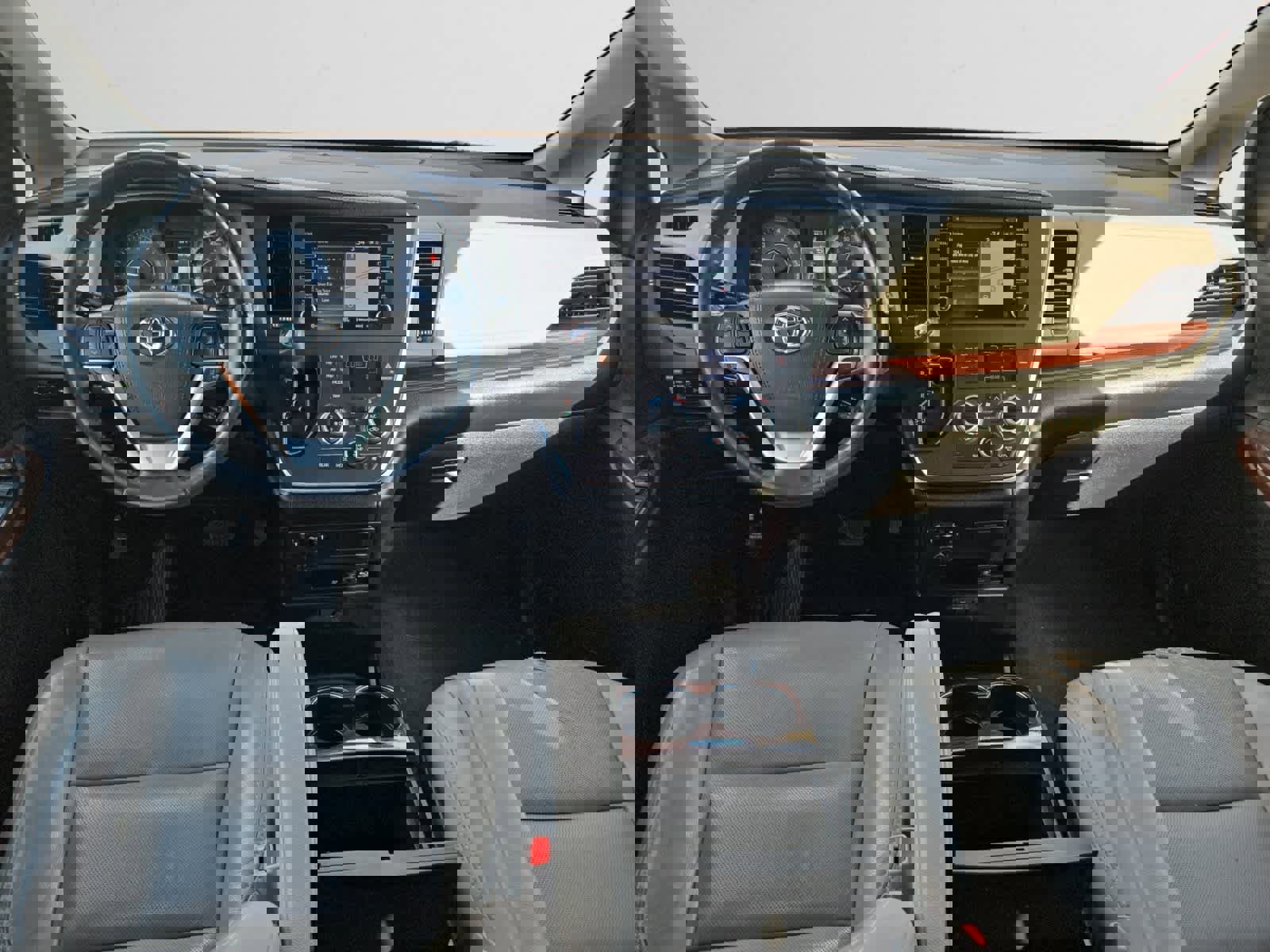 Used 2018 Toyota Sienna Limited Premium image 10