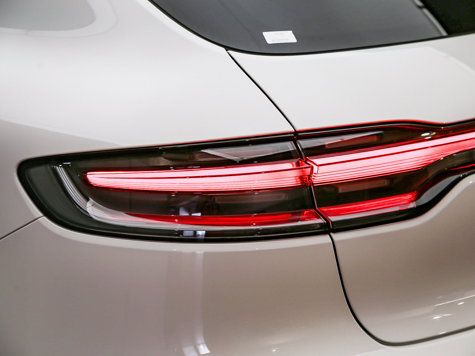 Certified 2025 Porsche Macan 4S Electric AWD/4WD image 47