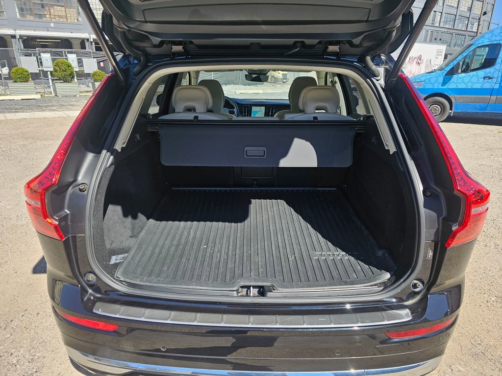 Certified 2023 Volvo XC60 B5 Plus w/ Protection Package Premier AWD/4WD image 7