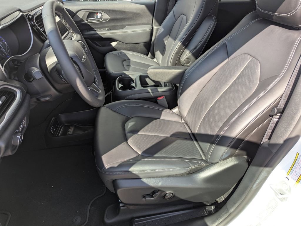 New 2026 Chrysler Pacifica Select FWD image 12