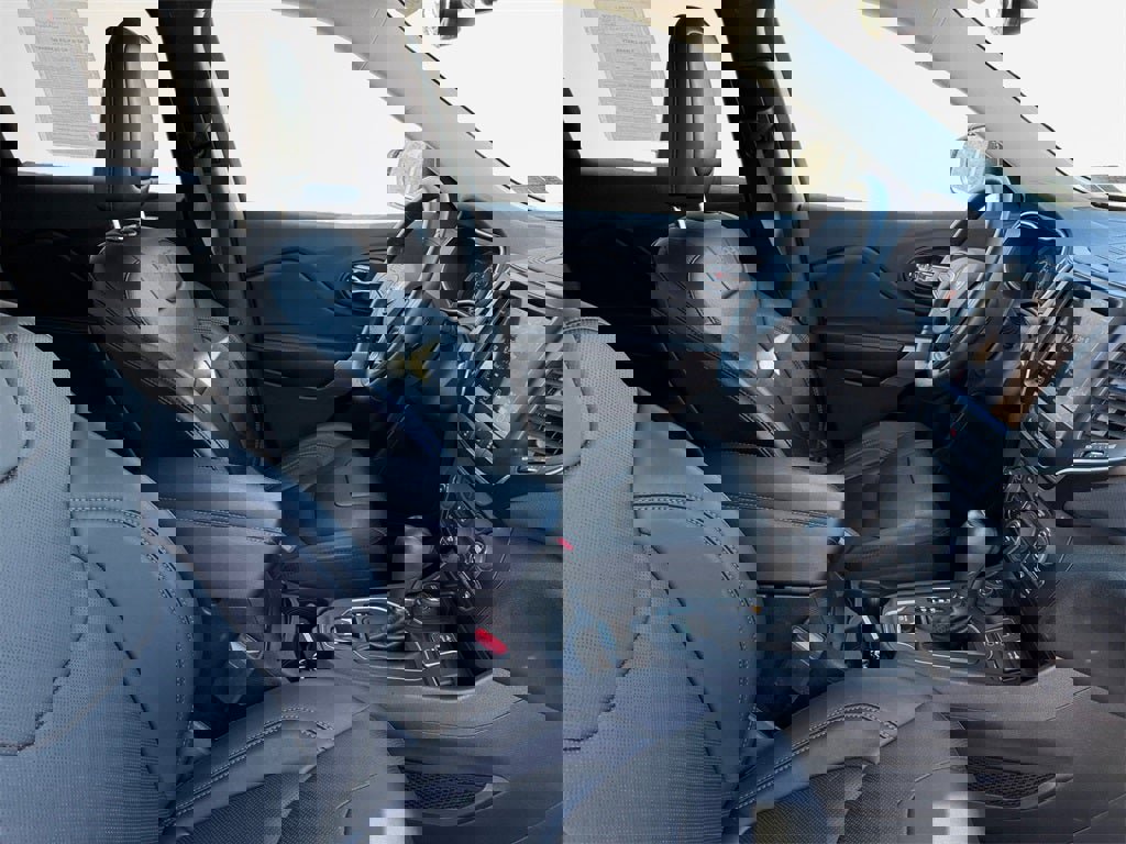 Used 2021 Jeep Cherokee Latitude Lux w/ Comfort/Convenience Group image 28