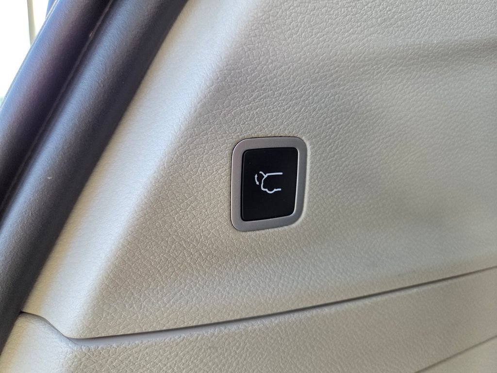 Used 2023 Chrysler Pacifica Touring-L FWD image 10