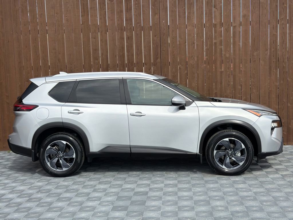 Used 2024 Nissan Rogue SV w/ SV Premium Package image 11