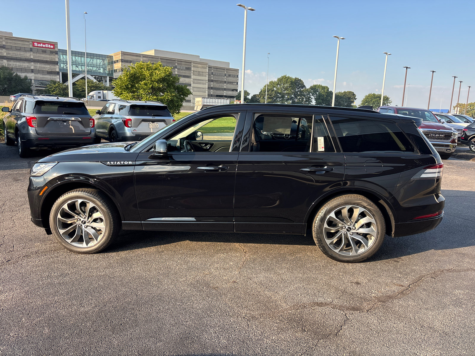 New 2027 Lincoln Aviator AWD w/ Jet Appearance Package image 4