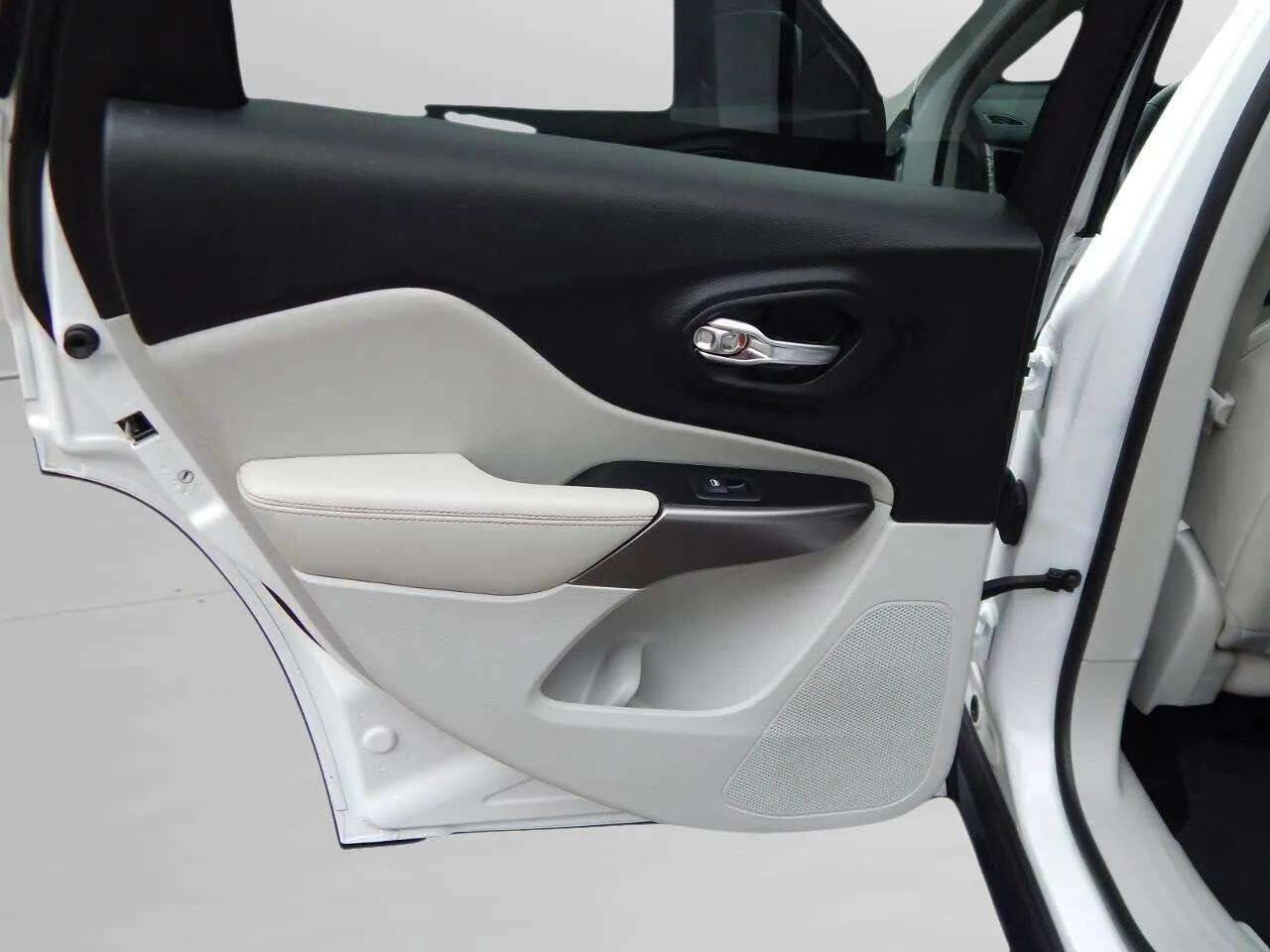 Used 2020 Jeep Cherokee Limited w/ Technology Group image 24