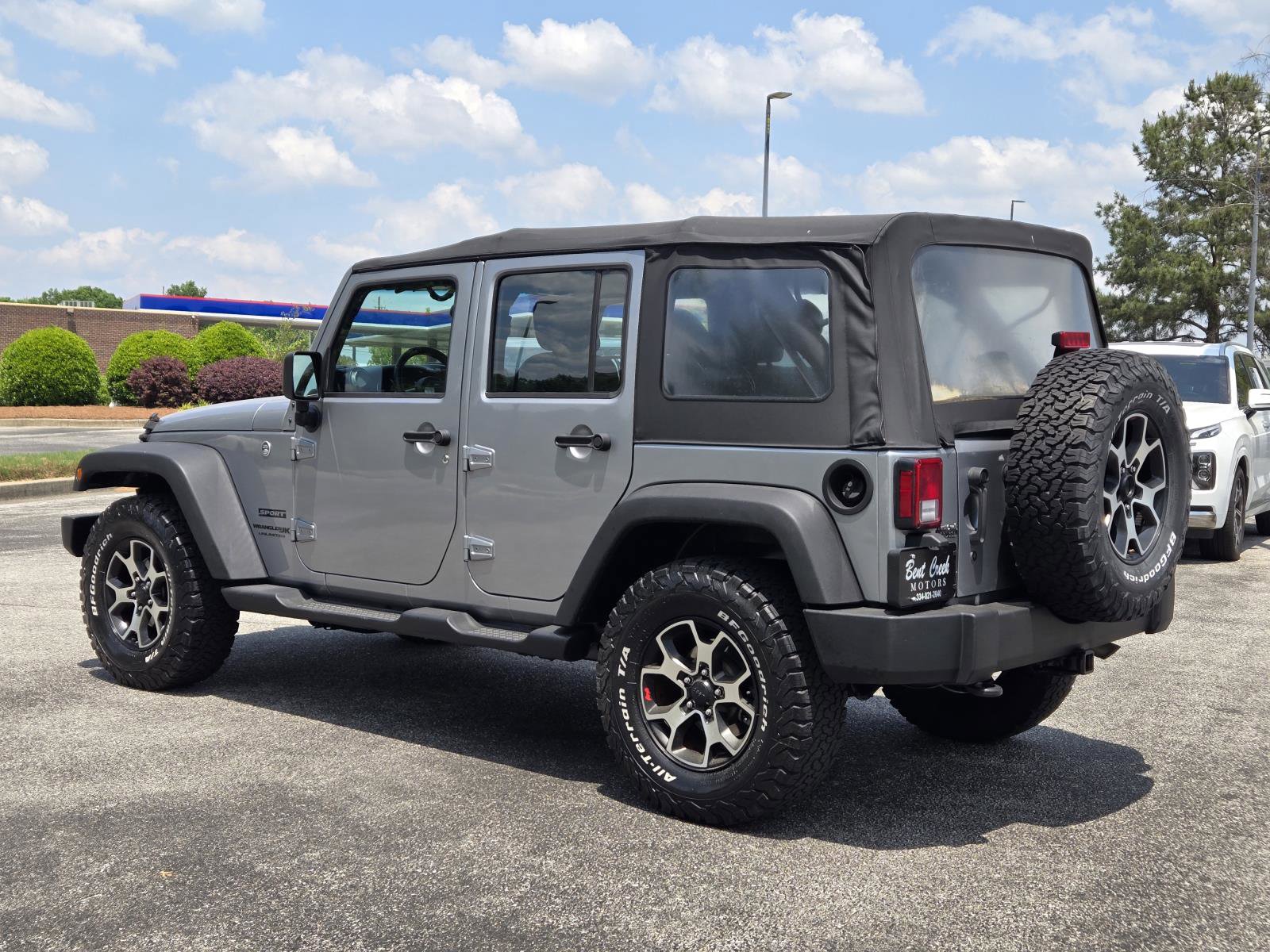 Used 2018 Jeep Wrangler Unlimited Sport w/ Connectivity Group AWD/4WD image 11