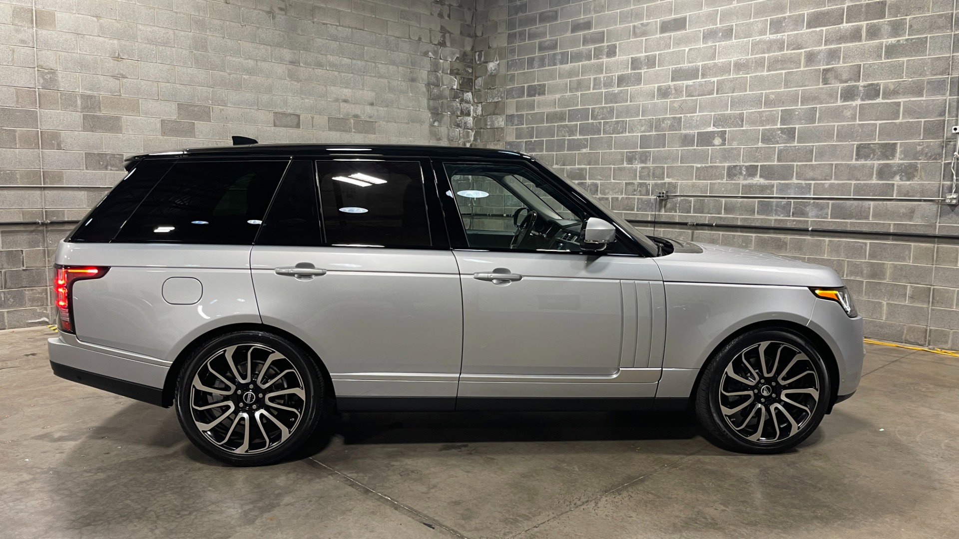 Used 2017 Land Rover Range Rover image 7