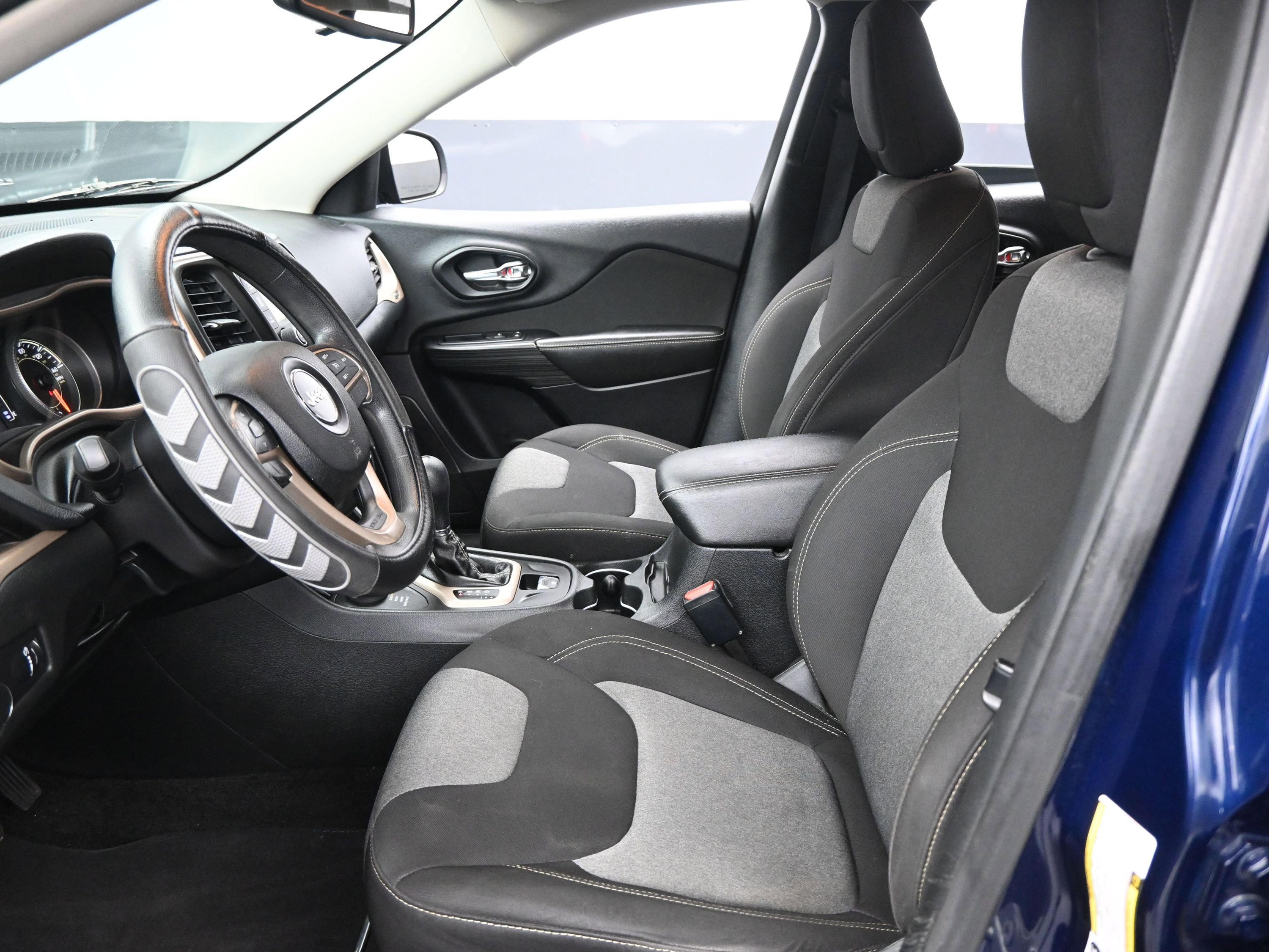 Used 2016 Jeep Cherokee Sport image 10