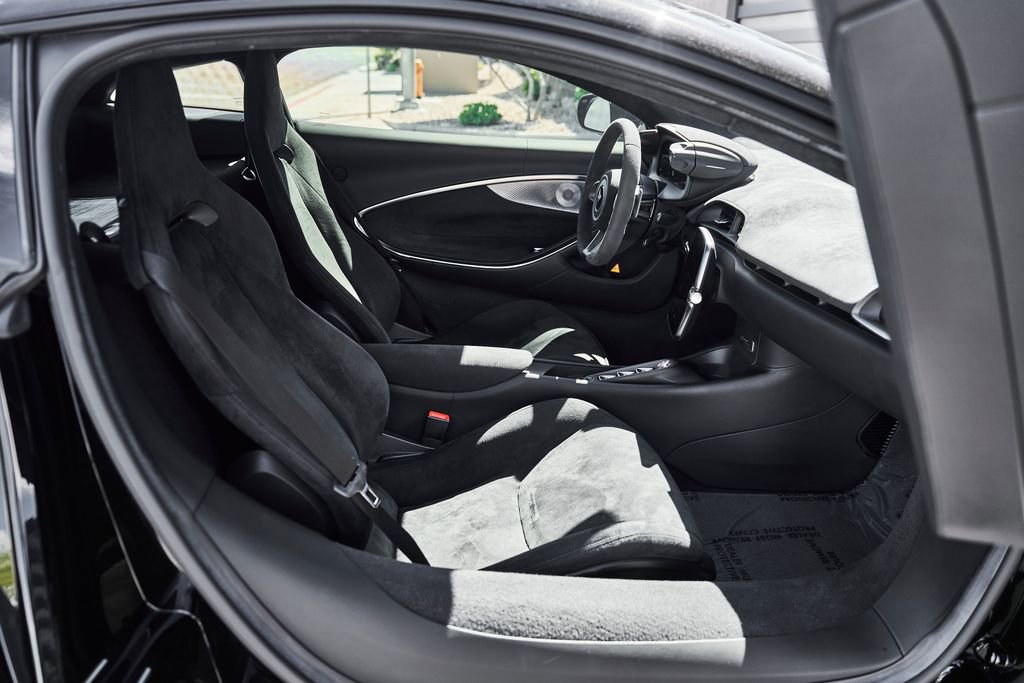 Used 2024 McLaren Artura RWD image 23
