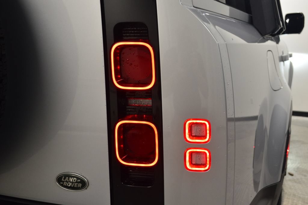 Used 2023 Land Rover Defender 130 SE AWD/4WD image 12