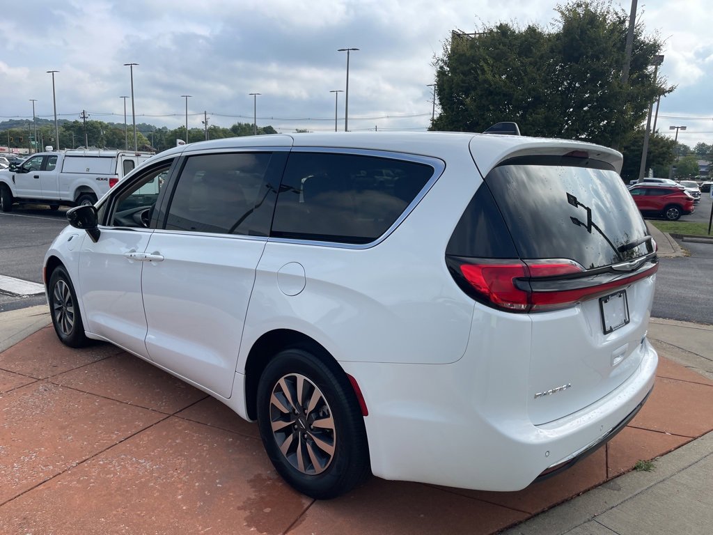 Used 2024 Chrysler Pacifica Select image 16