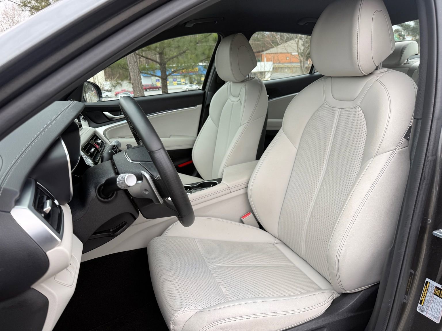 Used 2025 Genesis G70 2.5T image 33