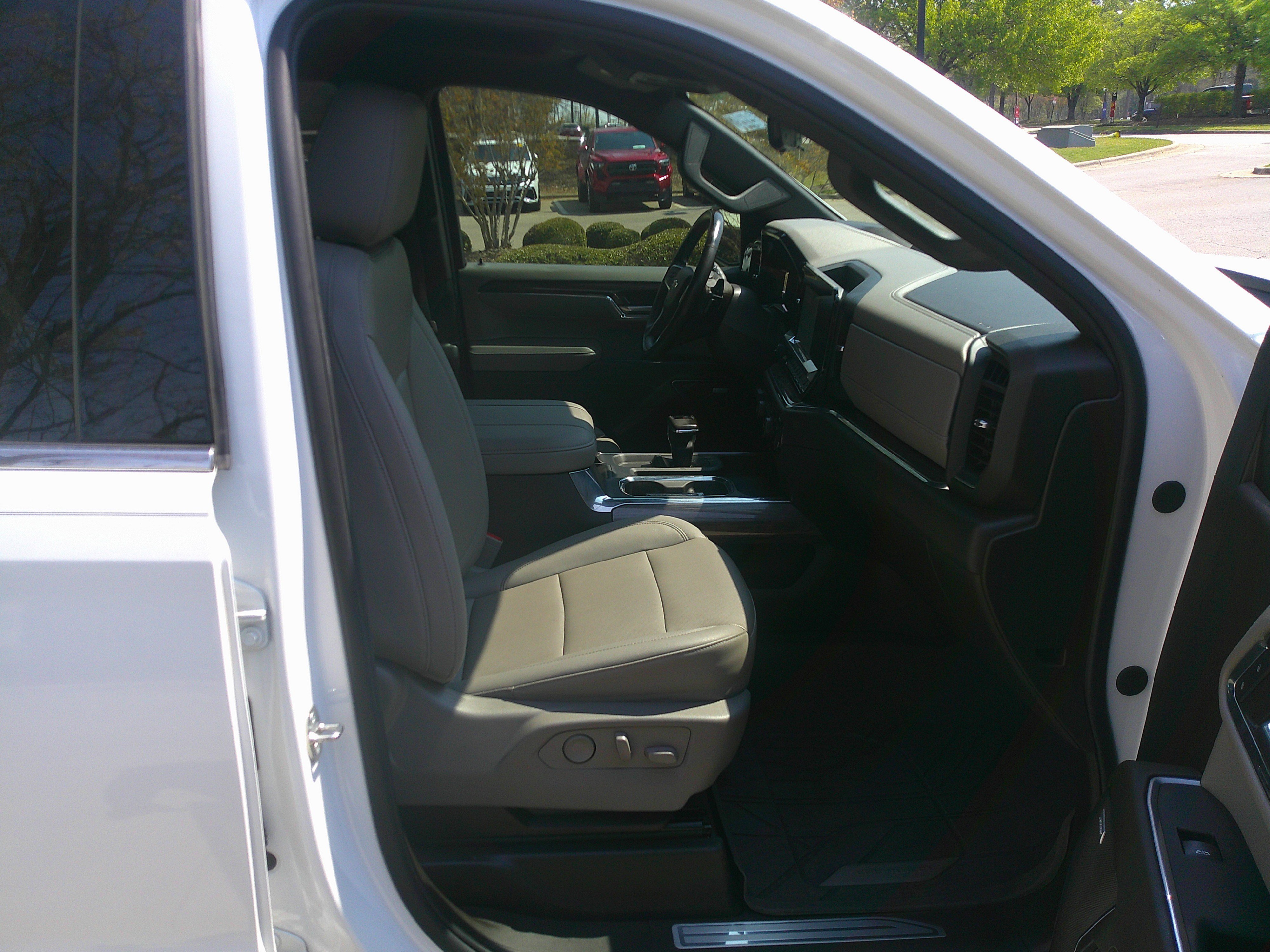 Used 2024 Chevrolet Silverado 1500 LTZ w/ Technology Package image 33