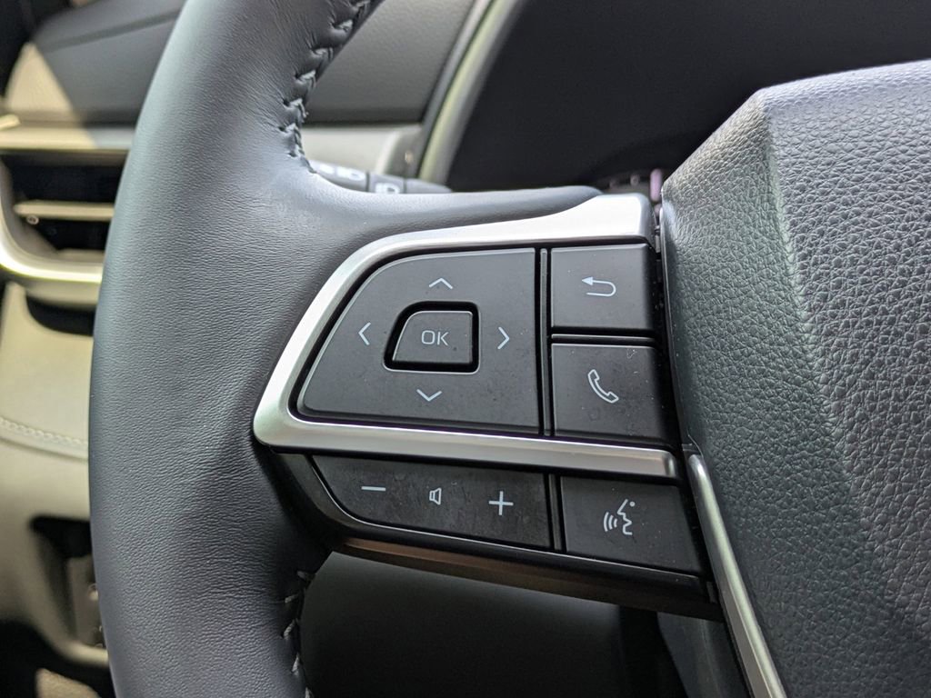 Used 2024 Toyota Highlander XLE FWD image 27