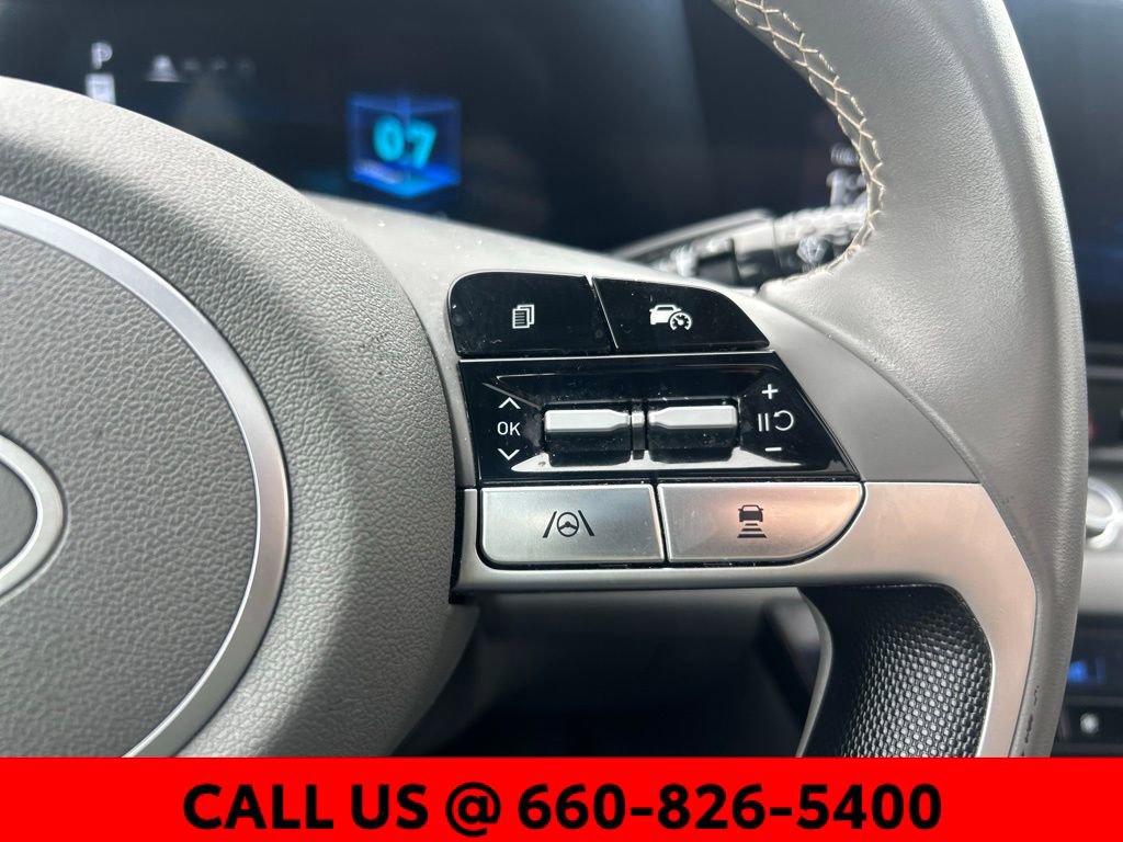 Used 2025 Hyundai Elantra SEL image 12