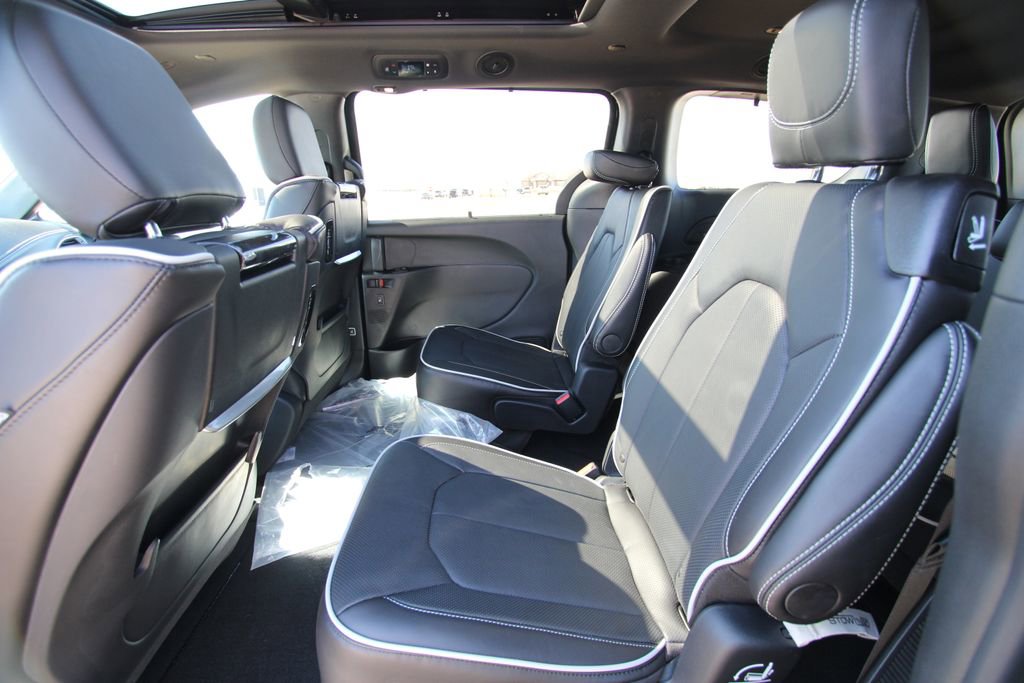 New 2026 Chrysler Pacifica Limited image 7