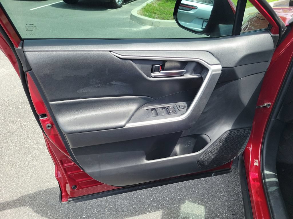 Used 2021 Toyota RAV4 XLE w/ Convenience Package FWD image 18