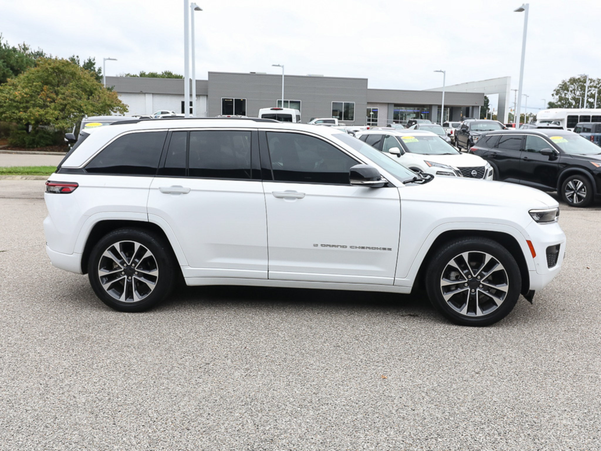 Used 2023 Jeep Grand Cherokee Overland w/ Luxury Tech Group IV AWD/4WD image 8