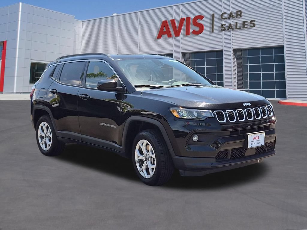 Used 2025 Jeep Compass Latitude w/ Sun & Sound Group AWD/4WD image 3