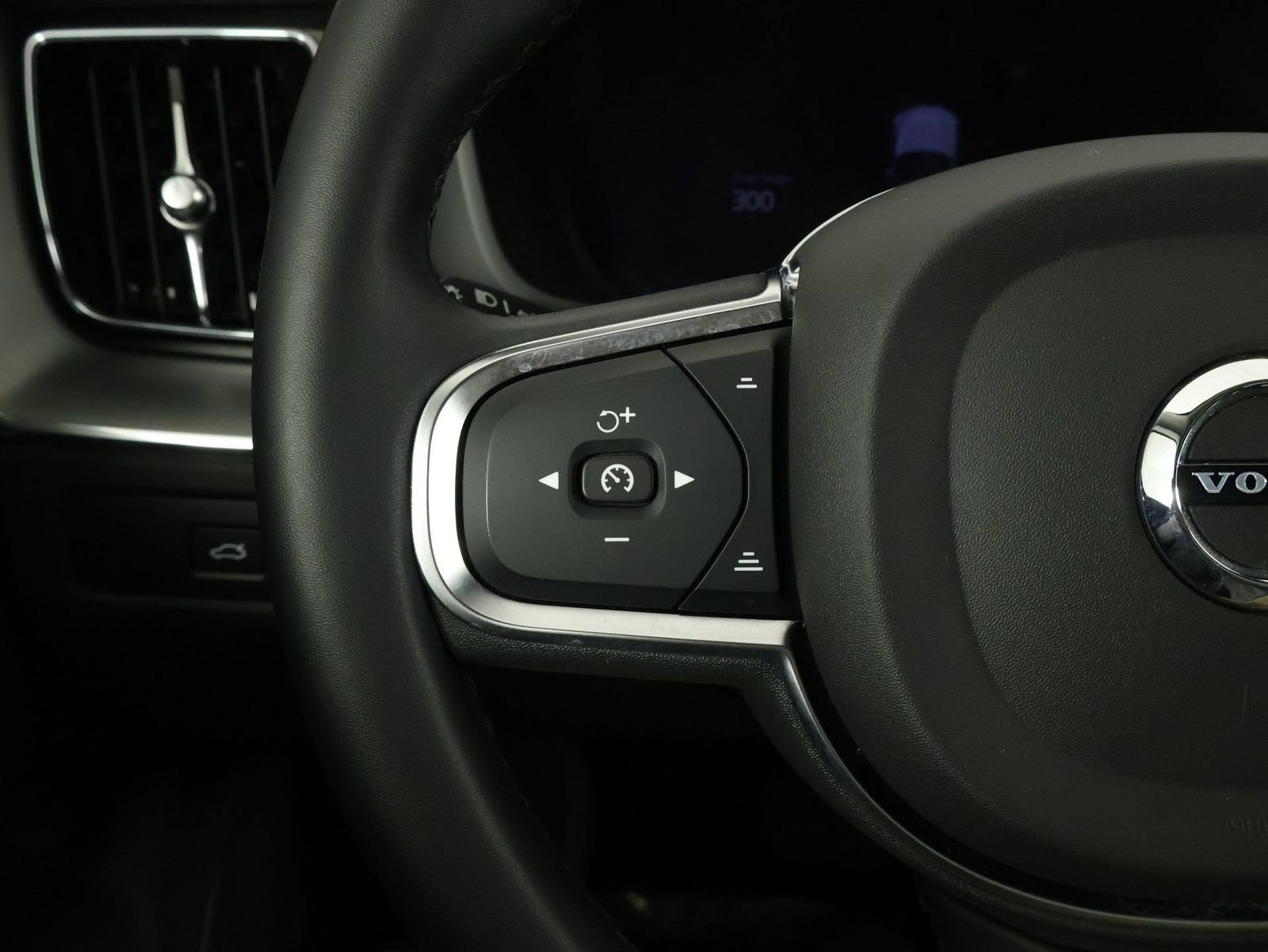Certified 2024 Volvo XC60 B5 Core AWD/4WD image 10