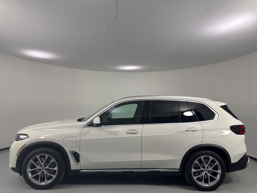 Certified 2024 BMW X5 xDrive50e w/ Premium Package AWD/4WD image 4
