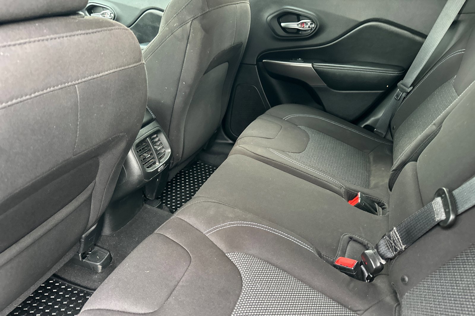 Used 2019 Jeep Cherokee Latitude w/ Cold Weather Group image 12