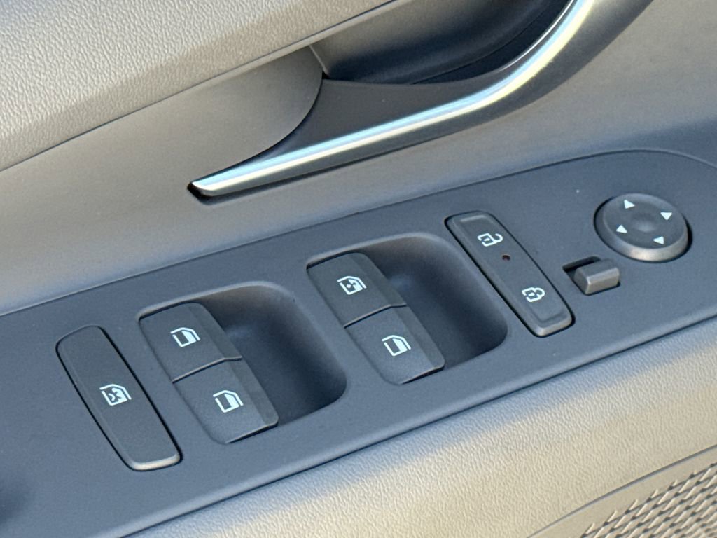Certified 2025 Hyundai Elantra Sport image 18