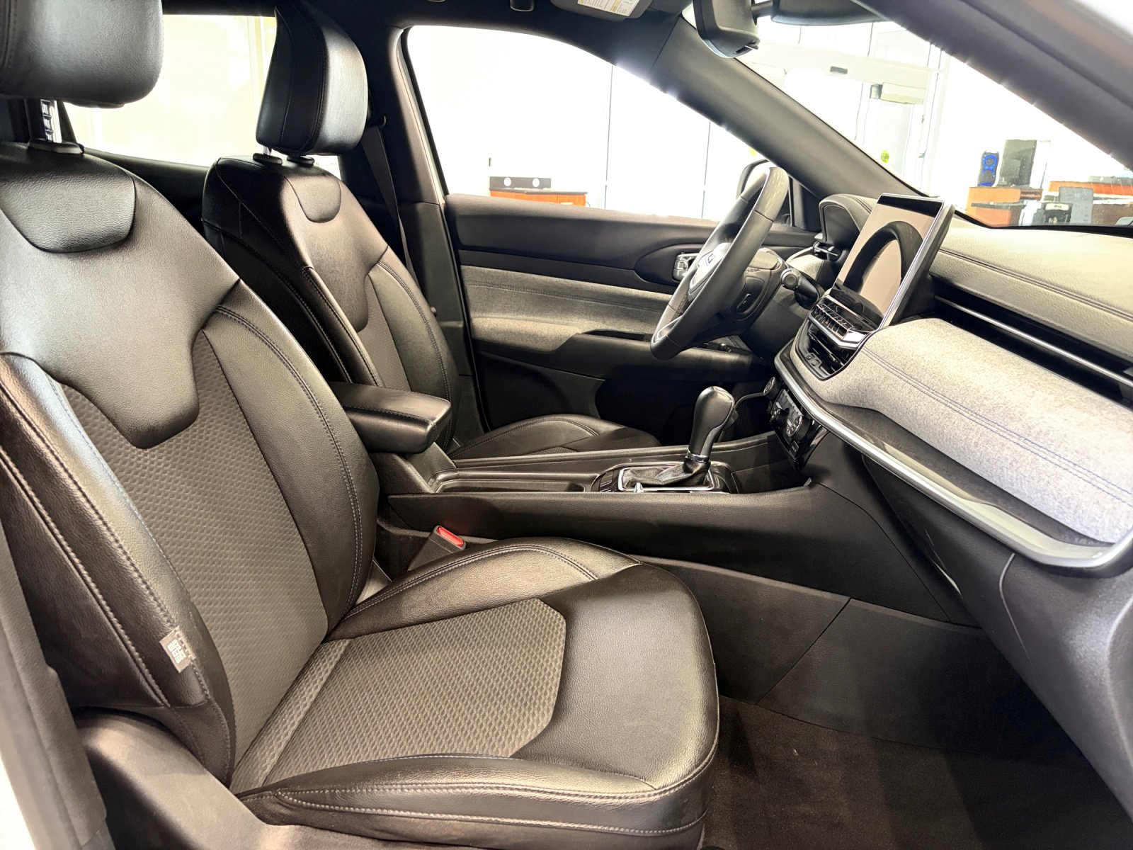 Used 2024 Jeep Compass Latitude AWD/4WD image 27