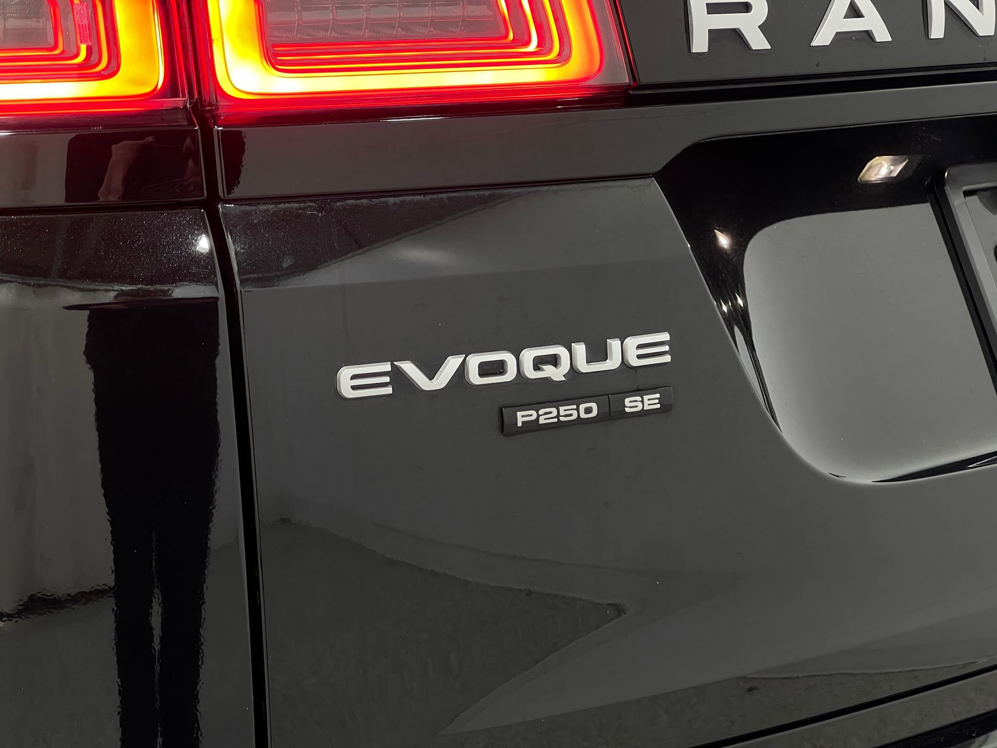 Used 2020 Land Rover Range Rover Evoque SE AWD/4WD image 39