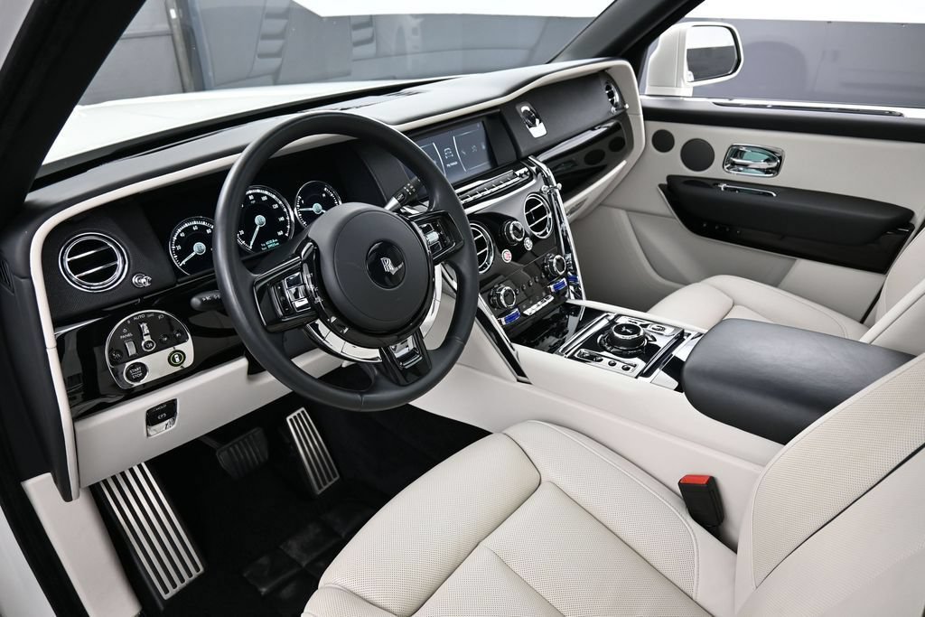 Certified 2022 Rolls-Royce Cullinan w/ Dark Exterior Package AWD/4WD image 4