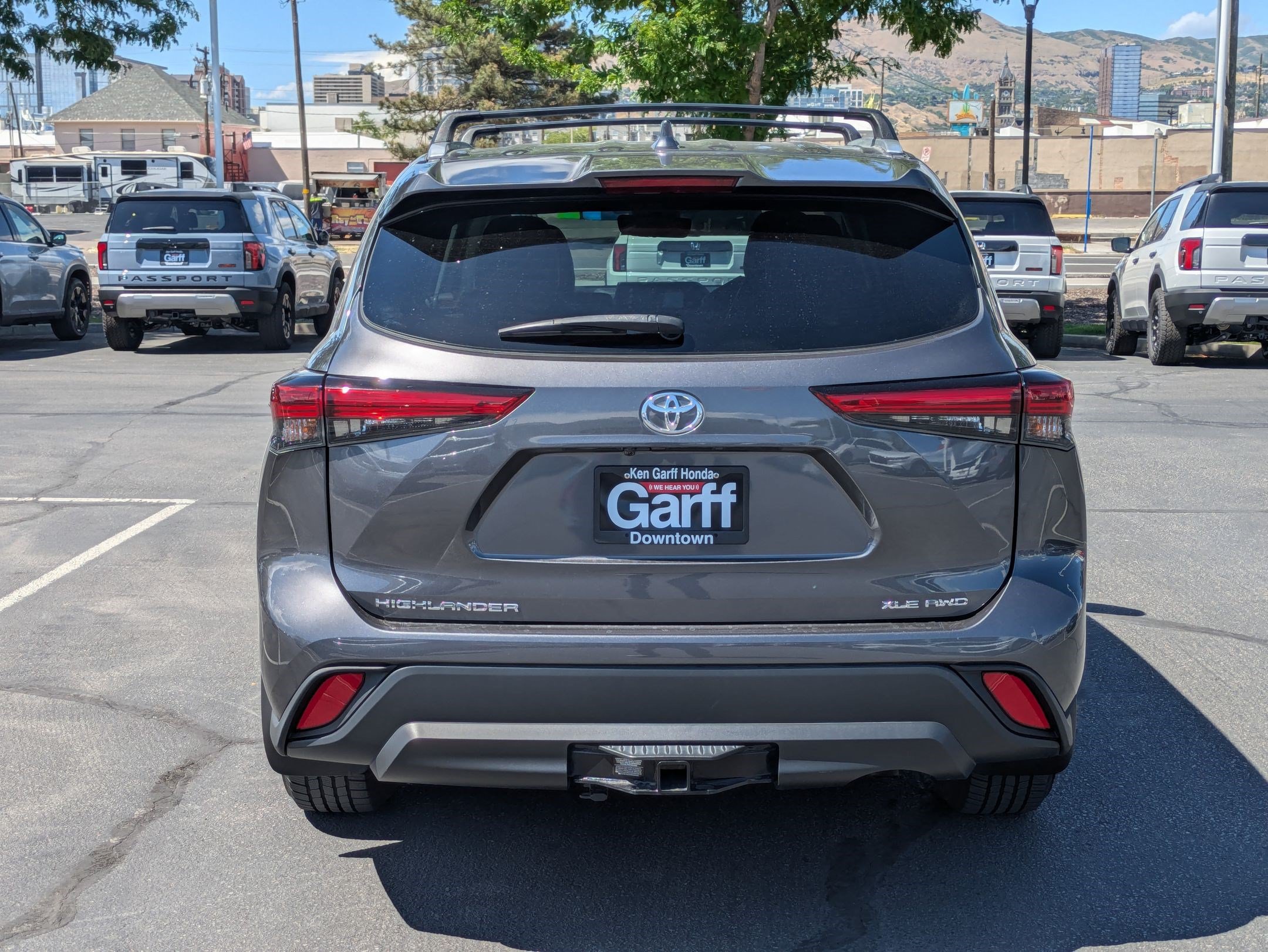 Used 2022 Toyota Highlander XLE AWD/4WD image 7