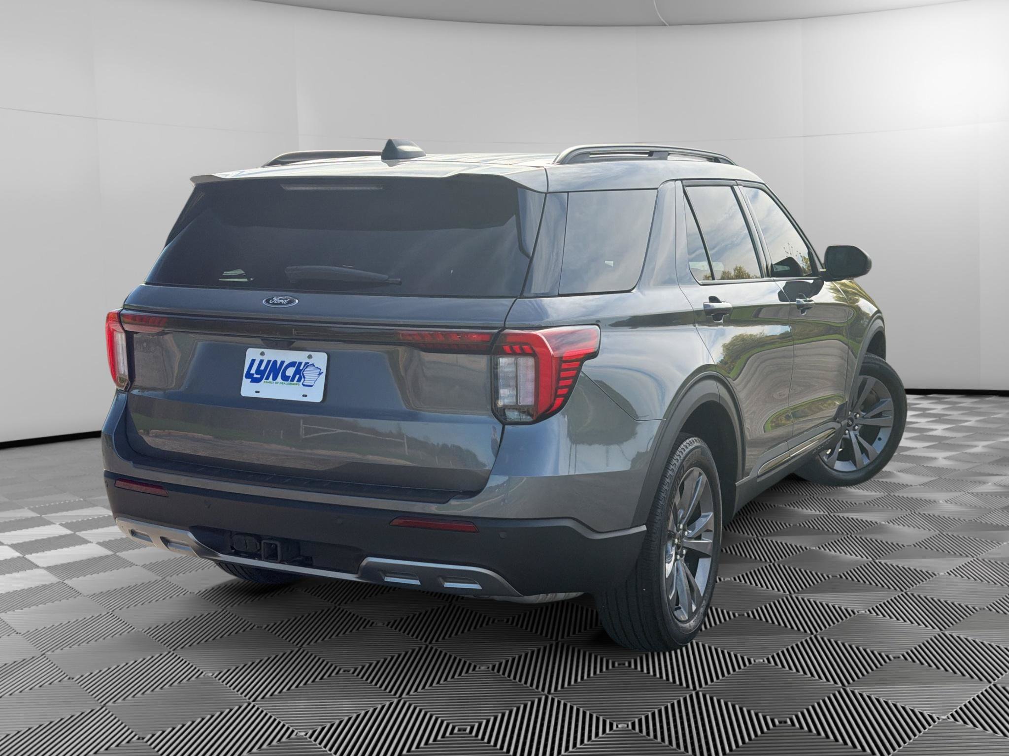 Used 2025 Ford Explorer Active w/ Active Comfort Package AWD/4WD image 3