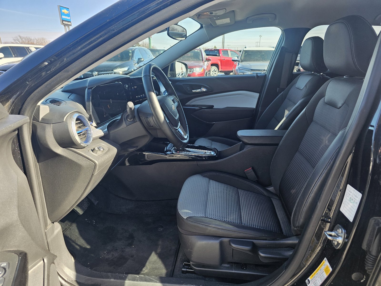 Used 2025 Chevrolet Trax LT w/ LT Convenience Package FWD image 13