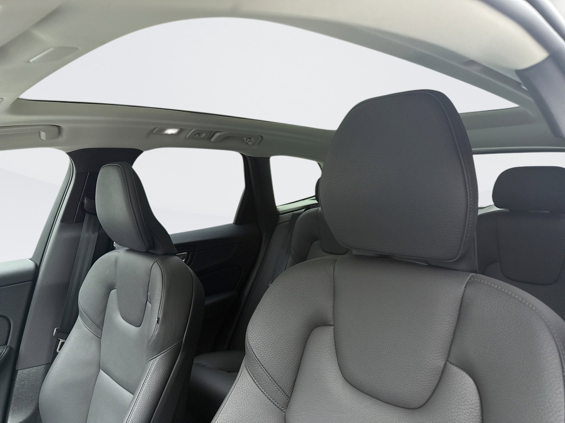 Used 2025 Volvo XC60 B5 Plus image 9