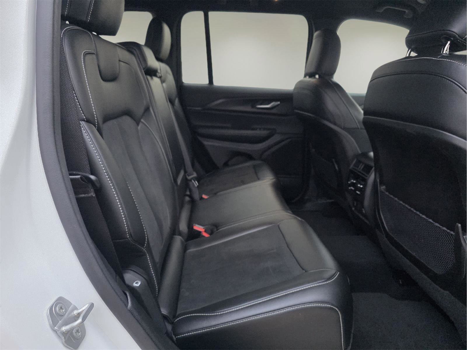 Used 2024 Jeep Grand Cherokee Altitude image 21